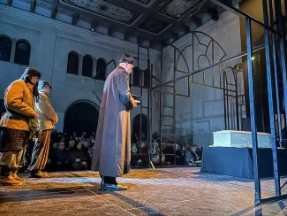 na zdjęciu osoby na scenie