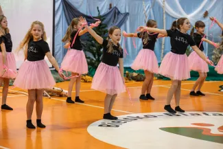 na zdjęciu osoby na scenie