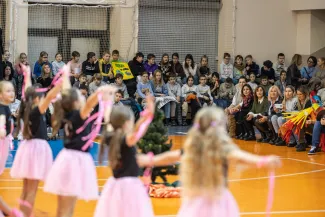 na zdjęciu osoby na scenie