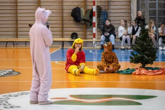 na zdjęciu osoby na scenie