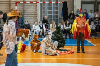 na zdjęciu osoby na scenie