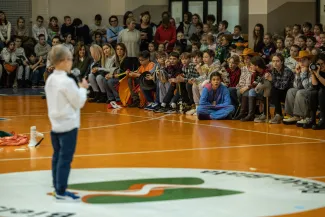 na zdjęciu osoby na scenie