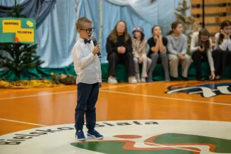 na zdjęciu osoby na scenie