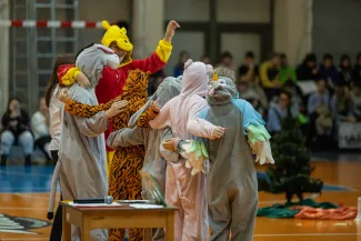 na zdjęciu osoby na scenie