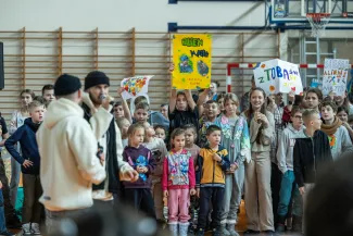 na zdjęciu osoby na scenie