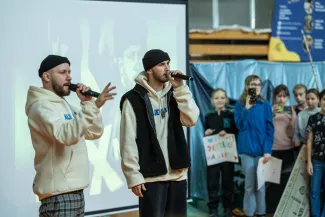 na zdjęciu osoby na scenie