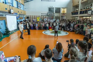 na zdjęciu osoby na scenie