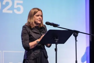 na zdjęciu osoby na scenie