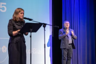 na zdjęciu osoby na scenie