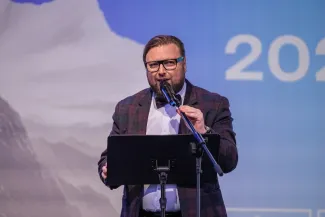 na zdjęciu osoby na scenie