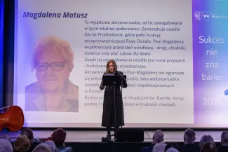 na zdjęciu osoby na scenie