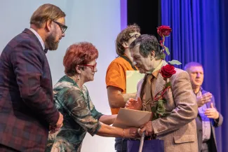 na zdjęciu osoby na scenie