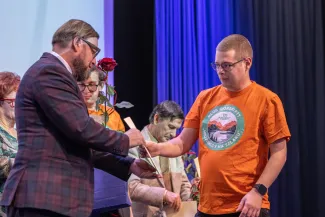 na zdjęciu osoby na scenie