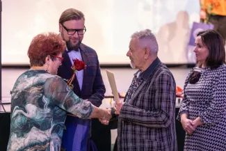 na zdjęciu osoby na scenie