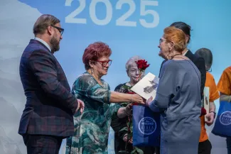 na zdjęciu osoby na scenie