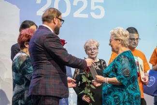 na zdjęciu osoby na scenie