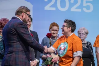 na zdjęciu osoby na scenie