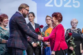 na zdjęciu osoby na scenie