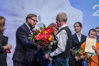 na zdjęciu osoby na scenie