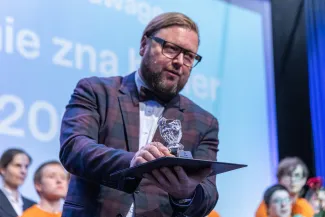 na zdjęciu osoby na scenie