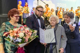 na zdjęciu osoby na scenie