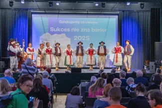 na zdjęciu osoby na scenie