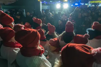 na zdjęciu ozdobione miasto i osoby podczas rozświetlenia