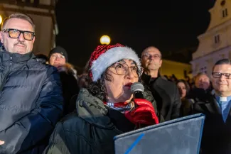 na zdjęciu ozdobione miasto i osoby podczas rozświetlenia