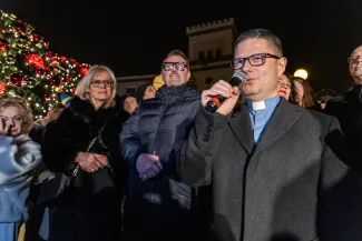 na zdjęciu ozdobione miasto i osoby podczas rozświetlenia