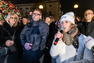 na zdjęciu ozdobione miasto i osoby podczas rozświetlenia