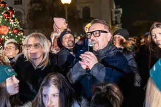 na zdjęciu ozdobione miasto i osoby podczas rozświetlenia