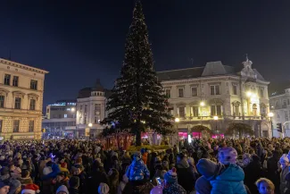 na zdjęciu ozdobione miasto i osoby podczas rozświetlenia