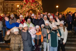 na zdjęciu ozdobione miasto i osoby podczas rozświetlenia