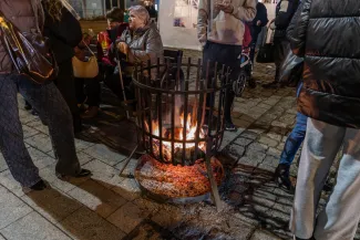 na zdjęciu ozdobione miasto i osoby podczas rozświetlenia