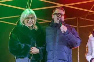 na zdjęciu ozdobione miasto i osoby podczas rozświetlenia