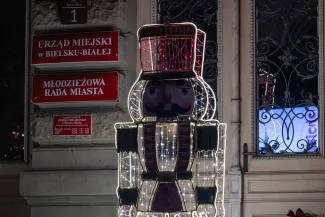 na zdjęciu ozdobione miasto i osoby podczas rozświetlenia