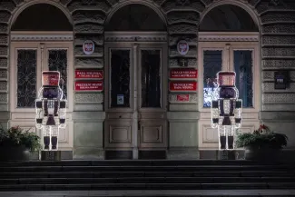 na zdjęciu ozdobione miasto i osoby podczas rozświetlenia