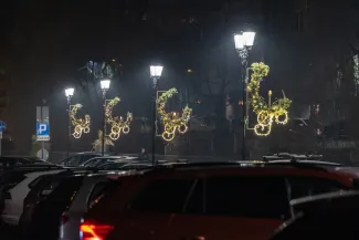 na zdjęciu ozdobione miasto i osoby podczas rozświetlenia