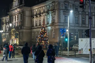 na zdjęciu ozdobione miasto i osoby podczas rozświetlenia