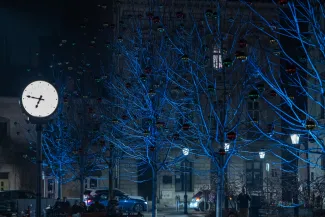 na zdjęciu ozdobione miasto i osoby podczas rozświetlenia