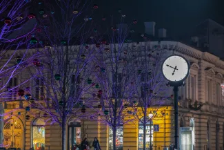 na zdjęciu ozdobione miasto i osoby podczas rozświetlenia