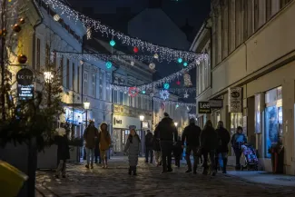 na zdjęciu ozdobione miasto i osoby podczas rozświetlenia