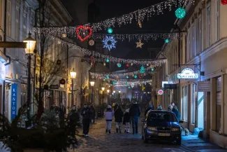 na zdjęciu ozdobione miasto i osoby podczas rozświetlenia