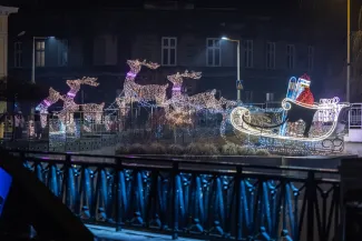 na zdjęciu ozdobione miasto i osoby podczas rozświetlenia