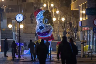na zdjęciu ozdobione miasto i osoby podczas rozświetlenia