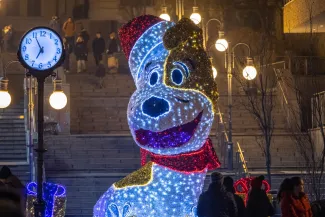 na zdjęciu ozdobione miasto i osoby podczas rozświetlenia