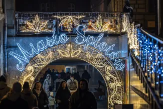 na zdjęciu ozdobione miasto i osoby podczas rozświetlenia