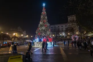 na zdjęciu ozdobione miasto i osoby podczas rozświetlenia