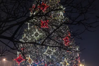 na zdjęciu ozdobione miasto i osoby podczas rozświetlenia