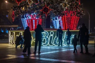na zdjęciu ozdobione miasto i osoby podczas rozświetlenia